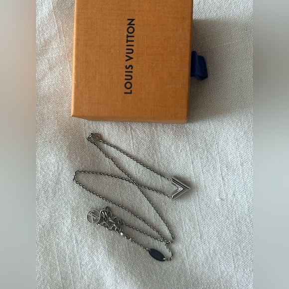 Louis Vuitton Essential V supple necklace - Picture 6 of 6